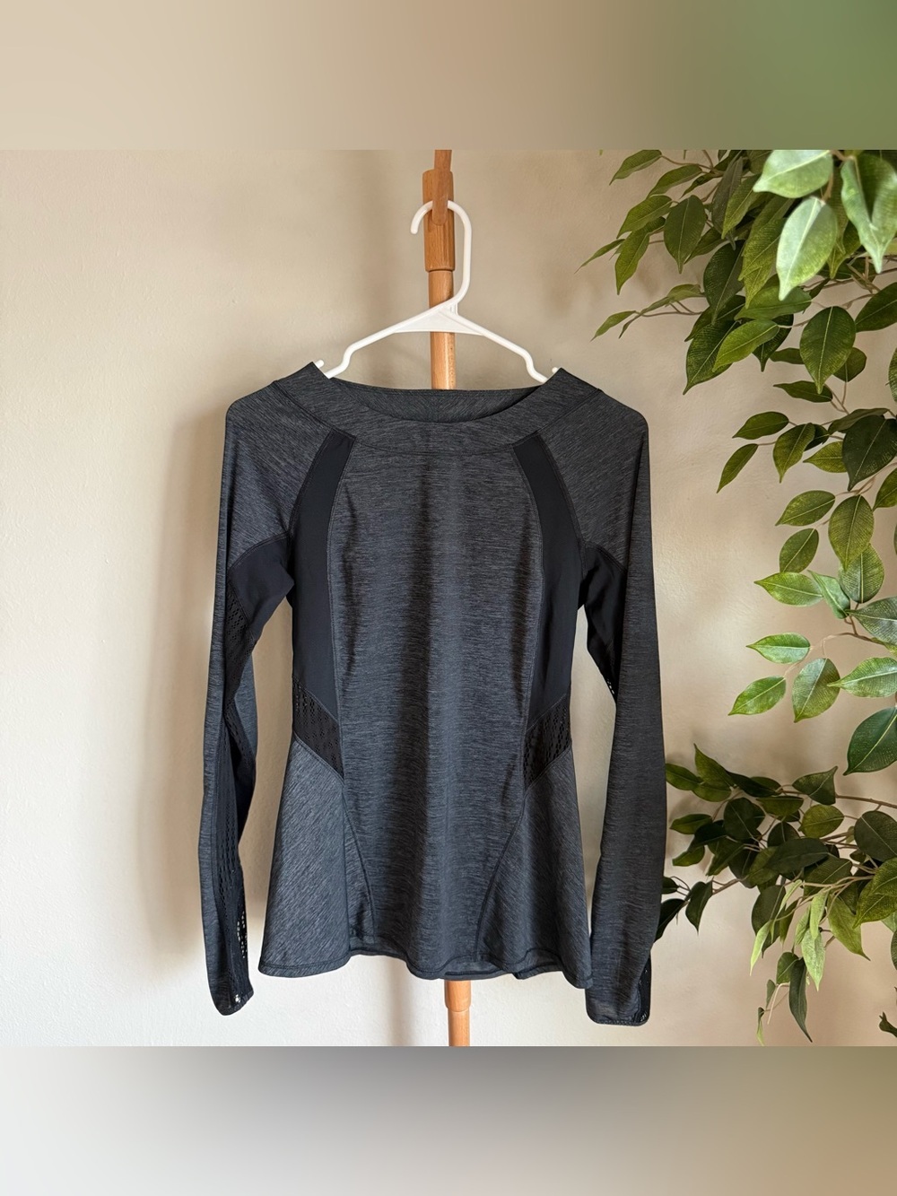 Lululemon Off The Shoulder Gray & Black Long Sleeve Running Top Women’s Size 4